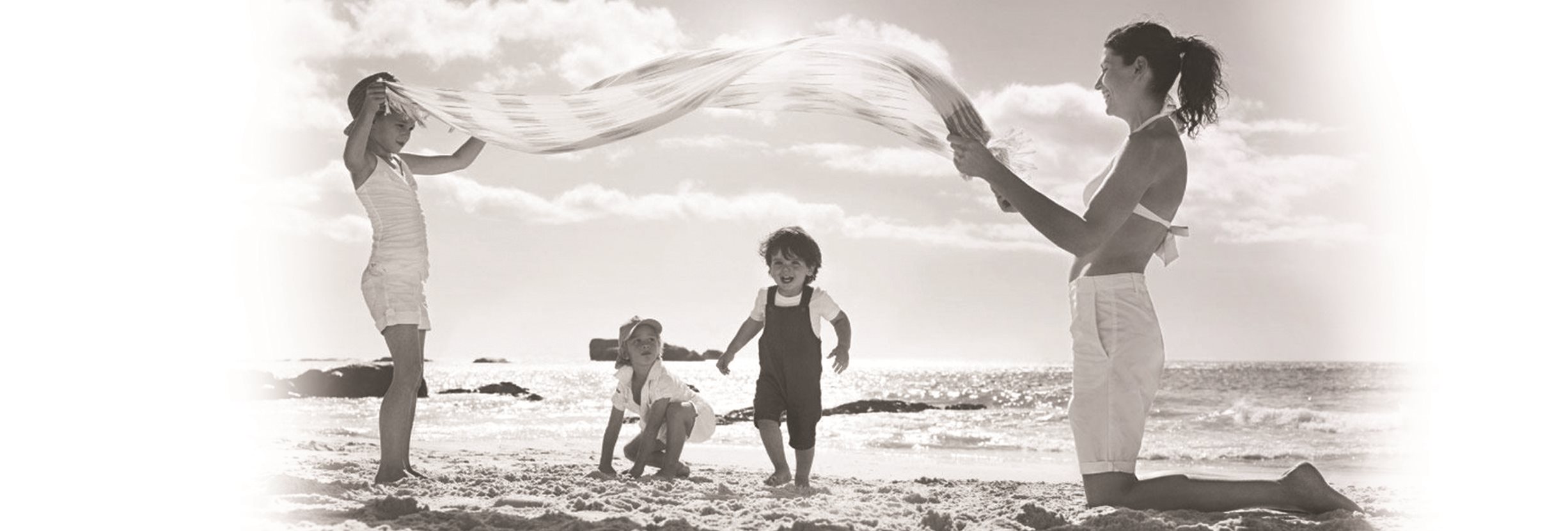 crianças a brincar na praia
