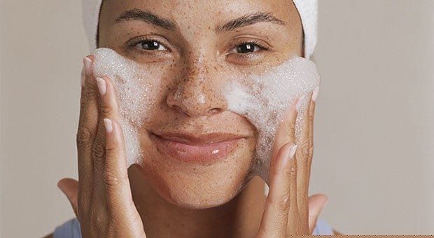 Sử dụng sữa rửa mặt tạo bọt sẽ giúp làn da được làm sạch sâu hơn