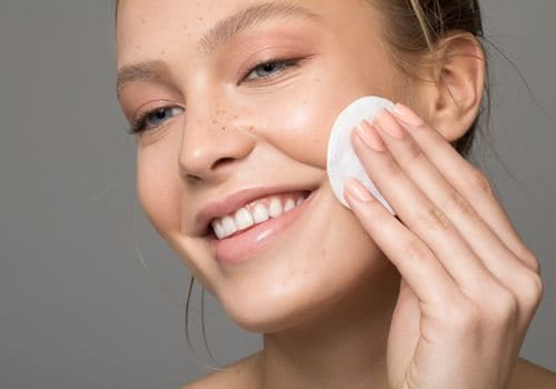 Dùng toner cân bằng độ pH cho da mụn là một phương pháp chăm sóc da khoa học lý tưởng