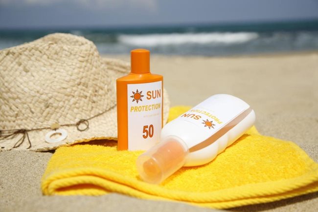 Dùng kem chống nắng thường xuyên sẽ hỗ trợ việc trị mụn thành công với xác suất cao hơn