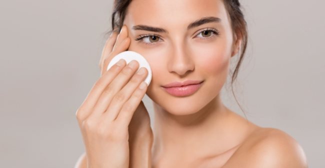 Sử dụng toner giúp cân bằng pH, cân bằng độ ẩm cho da