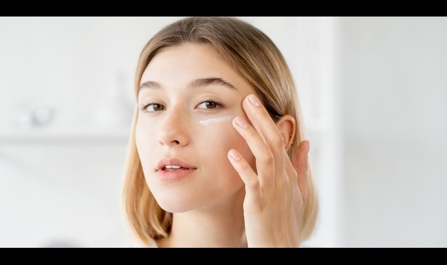Skincare cho da không quên sử dụng kem mắt