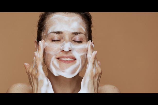 Rửa mặt là bước đơn giản nhưng rất quan trọng trong quy trình skincare 