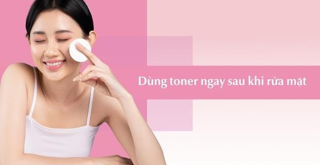 Thoa toner lên da ngay lập tức sau khi rửa mặt