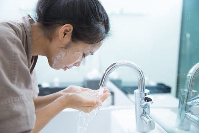 Dù bạn chọn cách chăm sóc da mụn mùa hè nào đi nữa, đừng quên chú ý làm sạch da đúng cách