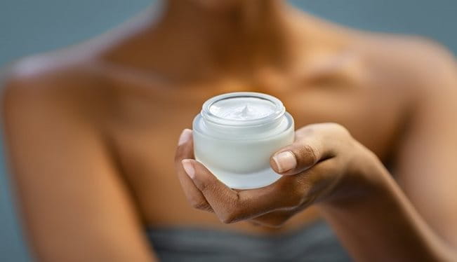 Bạn nên chọn các sản phẩm skincare có kết cấu mỏng nhẹ để tránh gây bít tắc lỗ chân lông