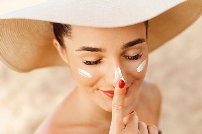 Bạn hãy nhớ thoa kem chống nắng mỗi ngày để bảo vệ da