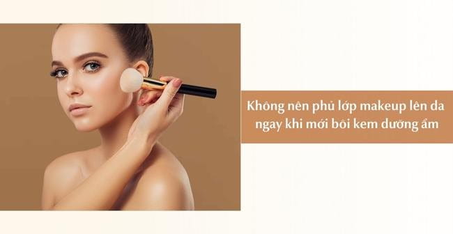 Không nên phủ makeup ngay khi mới thoa kem dưỡng ẩm