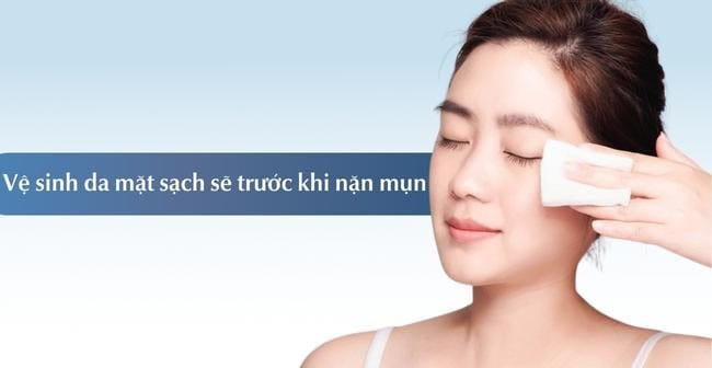 Vệ sinh da trước khi nặn mụn bọc