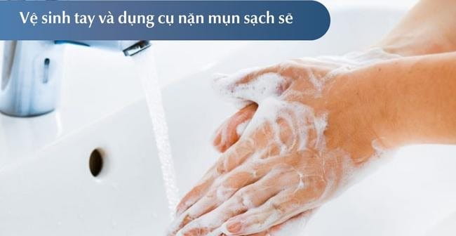 Vệ sinh tay và dụng cụ nặn mụn sạch sẽ