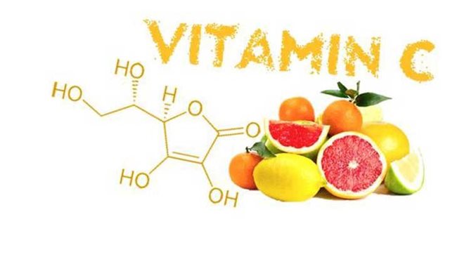 Sử dụng sản phẩm chứa hoạt chất vitamin C giúp cải thiện mụn thâm