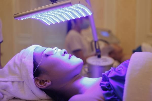 Sử dụng công nghệ ánh sáng điều trị nám có thể tiết kiệm chi phí hơn hình thức Laser trị nám 