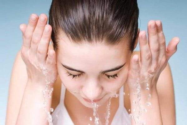 Làm sạch da sau khi peel thật dịu nhẹ