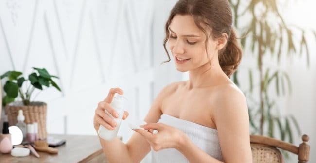 Sử dụng toner dịu nhẹ chăm sóc da sau treatment