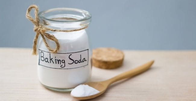 Sử dụng baking soda để giảm kích ứng và hạn chế tình trạng da bong tróc trên da