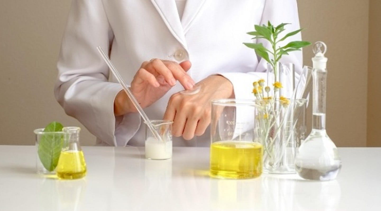 Dược mỹ phẩm là sự kết hợp hoàn hảo giữa mỹ phẩm (cosmetics) và dược phẩm (pharmaceuticals) (Nguồn: Internet)