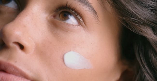 Lưu ý khi dùng kem dưỡng ẩm cho da mặt khô