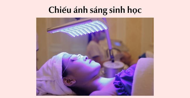 Chiếu ánh sáng sinh học trị mụn ẩn