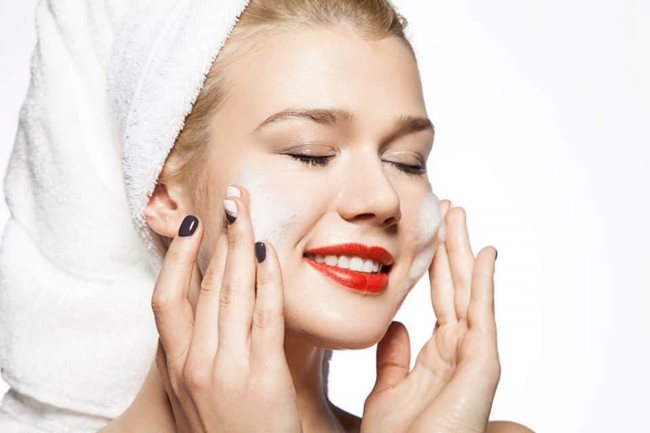 Làm sạch mỗi ngày tạo tiền đề cho các dưỡng chất điều trị nám thẩm thấu vào da