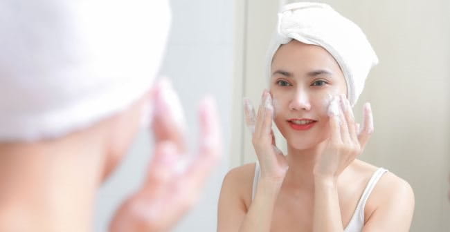Rửa mặt - quy trình skincare cho làn da dầu mụn chuẩn khoa học