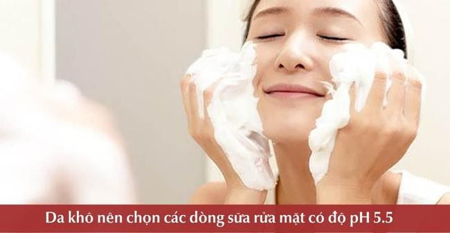 Da khô nên chọn sửa rửa mặt có độ pH 5.5