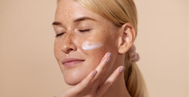 Kem chống nắng là một bước quan trọng để hạn chế thâm nám trên da