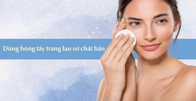 Dùng bông tẩy trang lau sơ da mặt để loại bỏ bụi bẩn