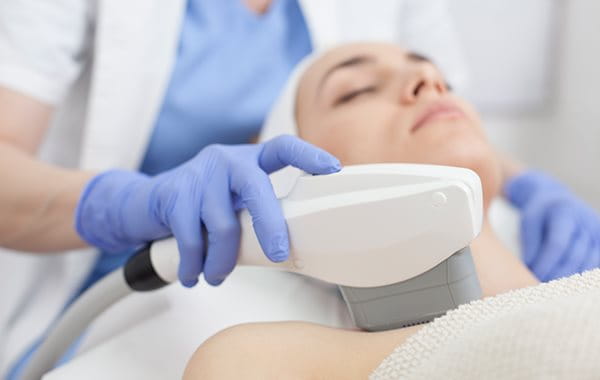 Laserterapia y fototerapia para e las cicatrices y marcas del acné