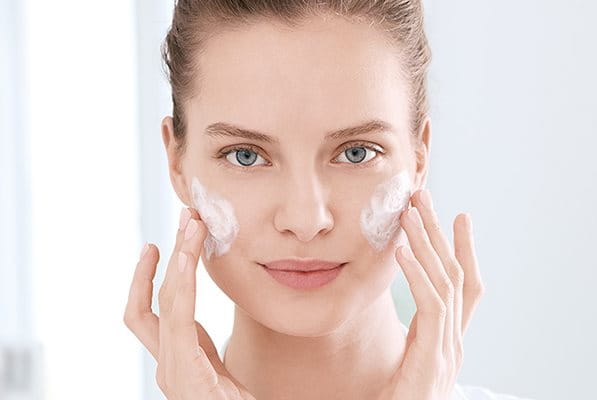 Cremes und Pflege bei Akne