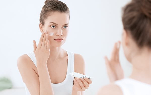 Il make-up per acne: usa una crema idratante opacizzante