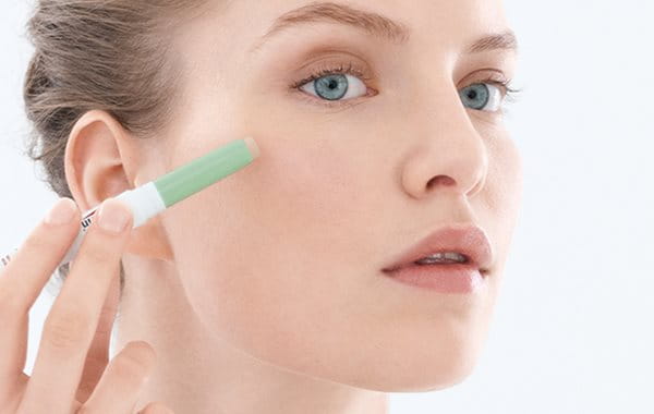 Tutorial de maquillaje para el acné: el polvo absorbe aceite 