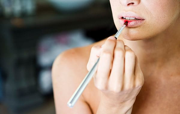 Istruzioni sul make-up per acne: le labbra