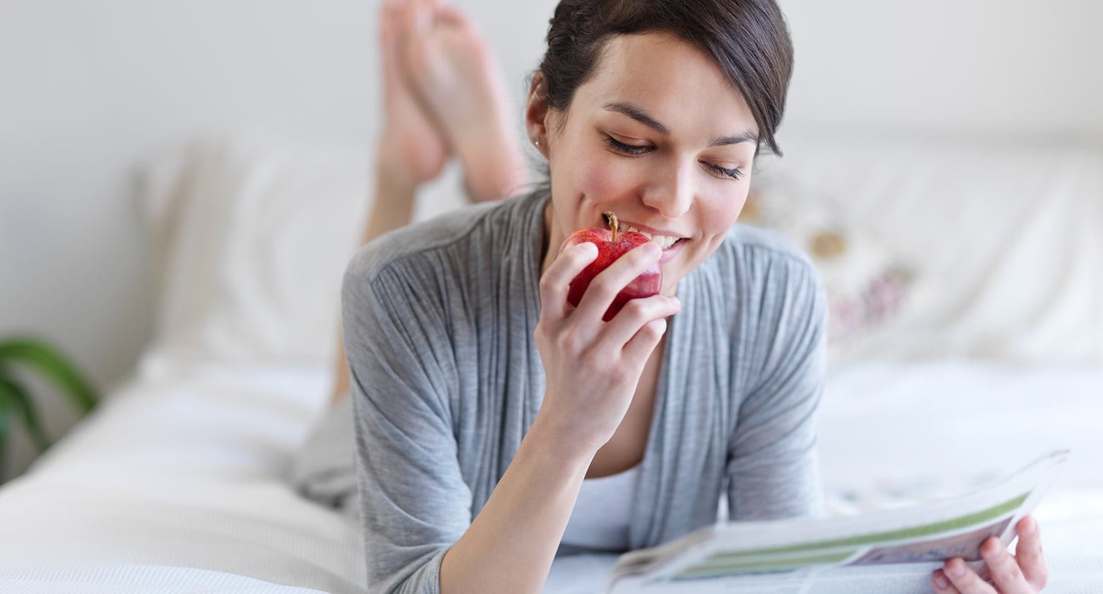 žena čtoucí si časopis