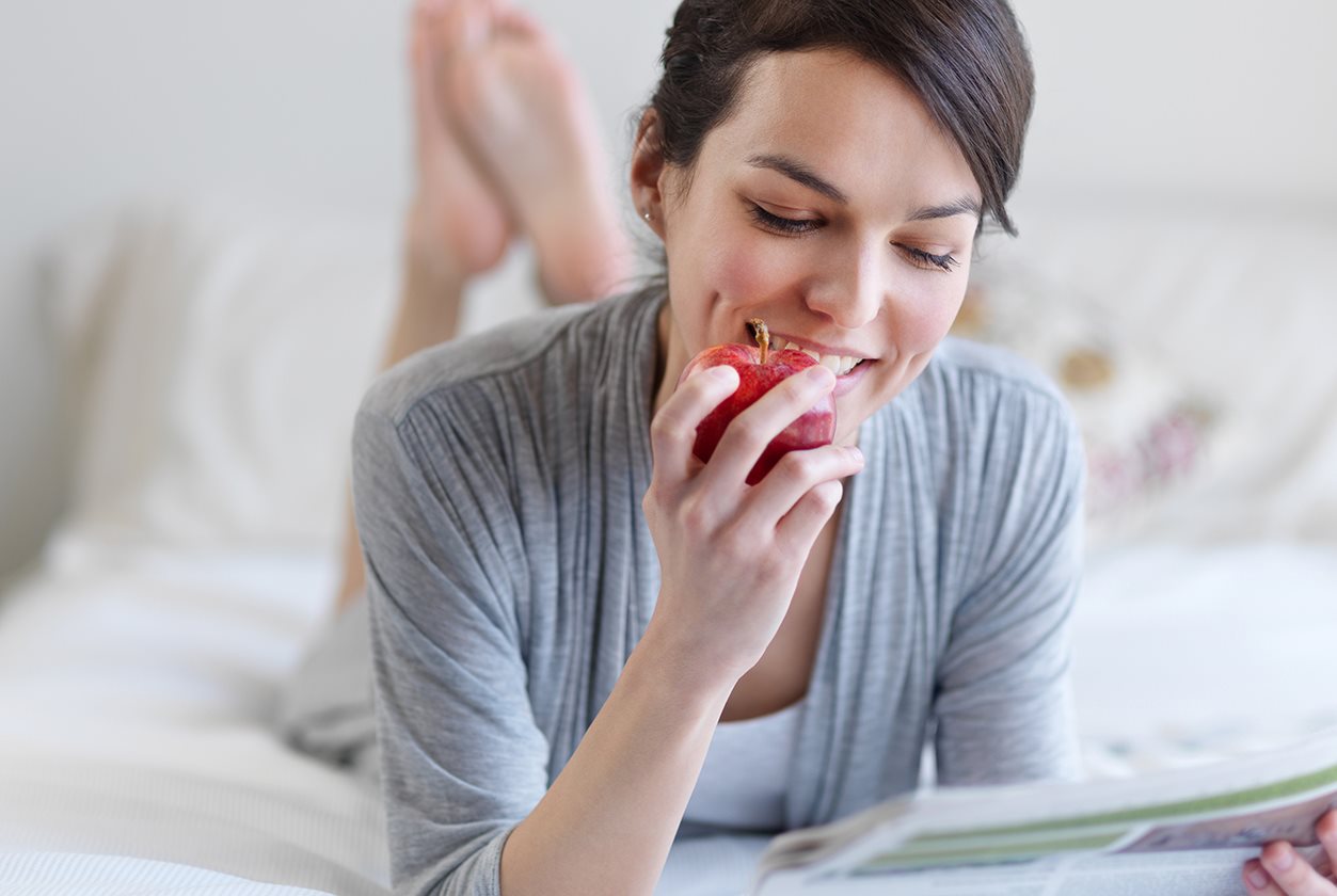 žena čtoucí si časopis