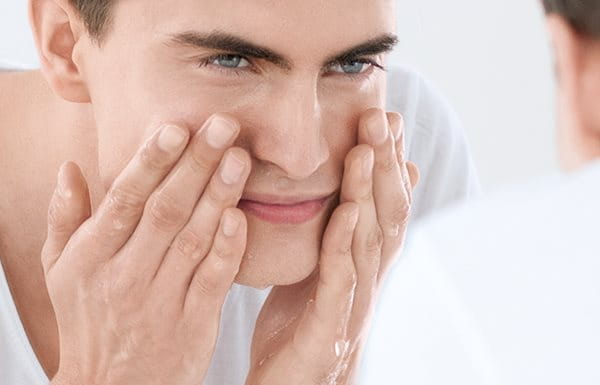 Il primo passaggio nella routine di trattamento per acne: la detersione