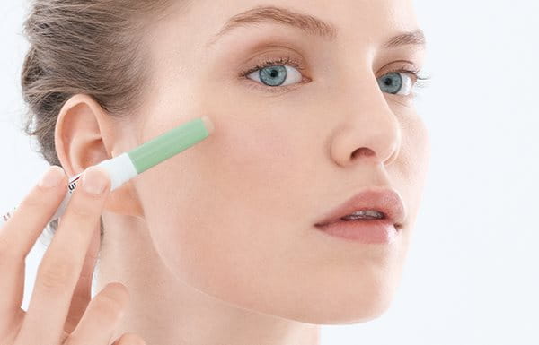 Il passaggio finale nella routine di trattamento mattutina per acne: il make-up