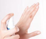 Wundspray wird auf Wunde auf der Hand gesprüht