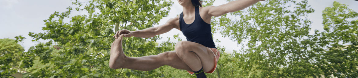 Frau greift an ihren Fuß