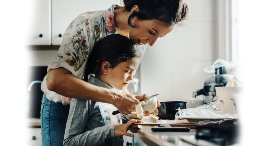 Moeder en dochter snijden fruit in de keuken