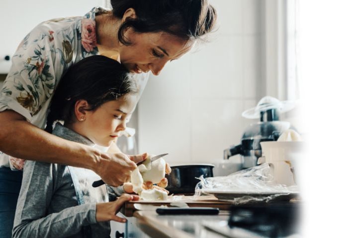 Moeder en dochter snijden fruit in de keuken