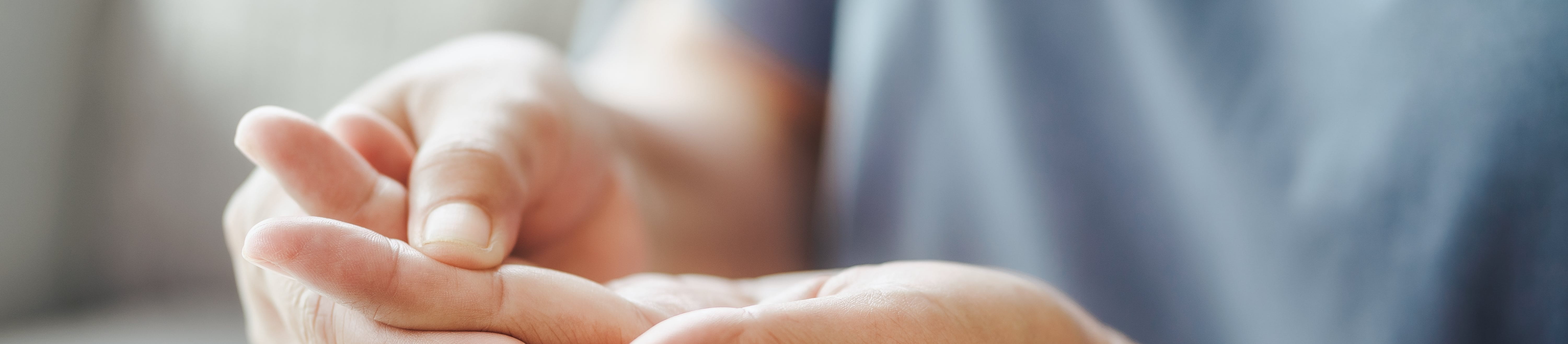 Άνδρας που σφίγγει πονεμένο δάχτυλο