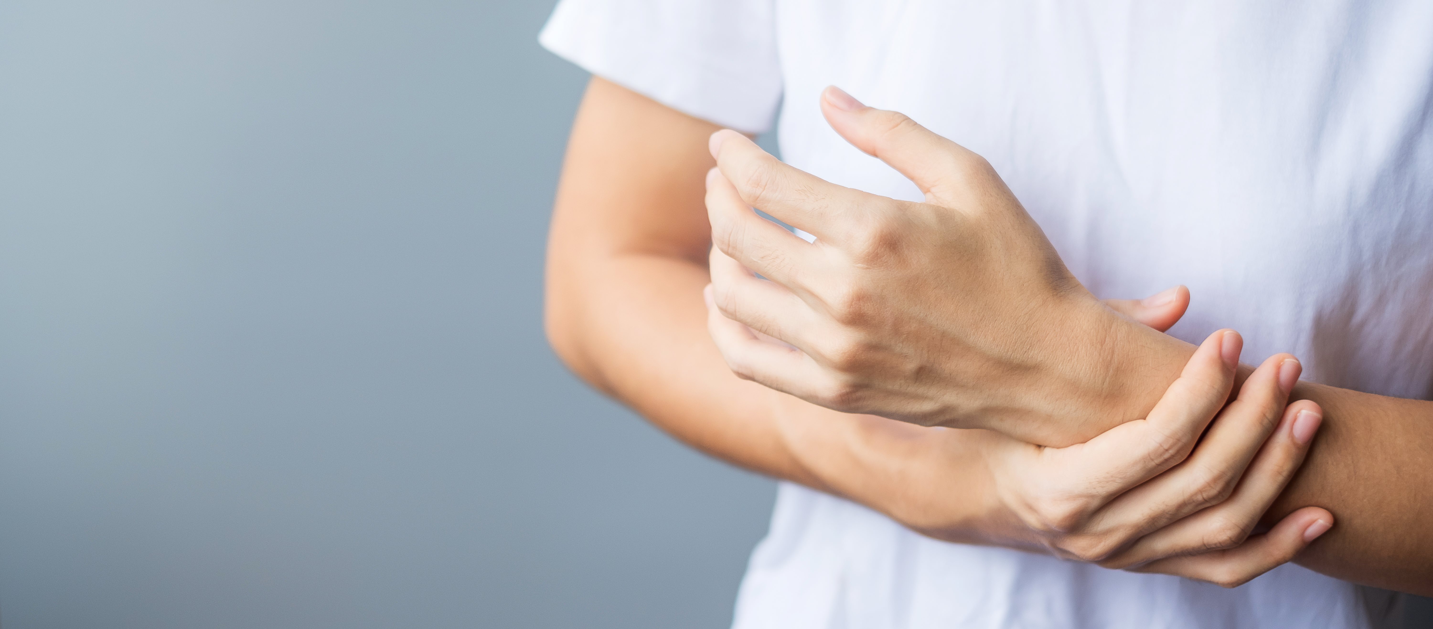 άνδρας που σφίγγει τον πονεμένο καρπό