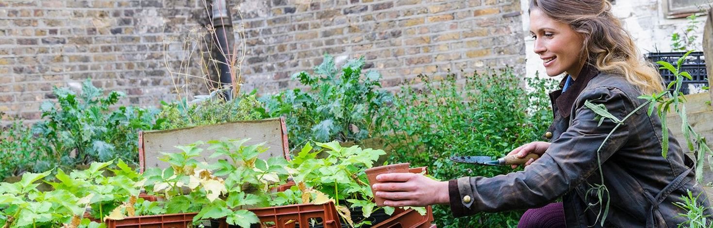 Frau bei der Gartenarbeit