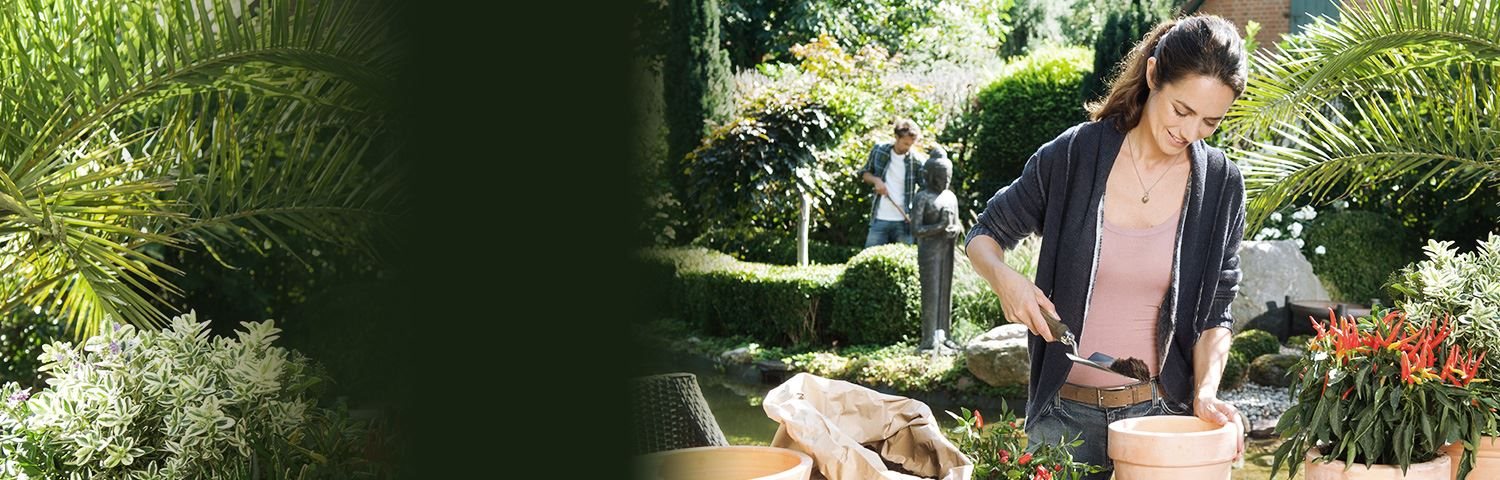 Frau bei der Gartenarbeit