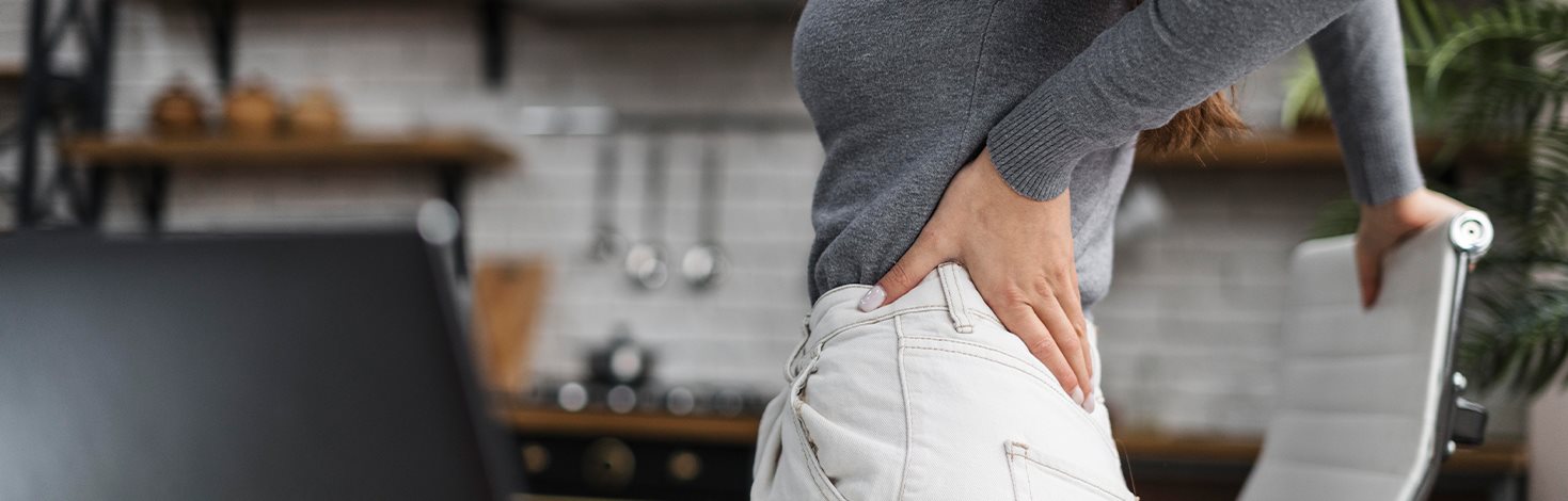 Akis Petretzikis hebt schweren Topf aus Metall