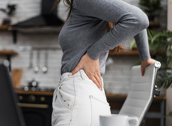 Akis Petretzikis hebt schweren Topf aus Metall