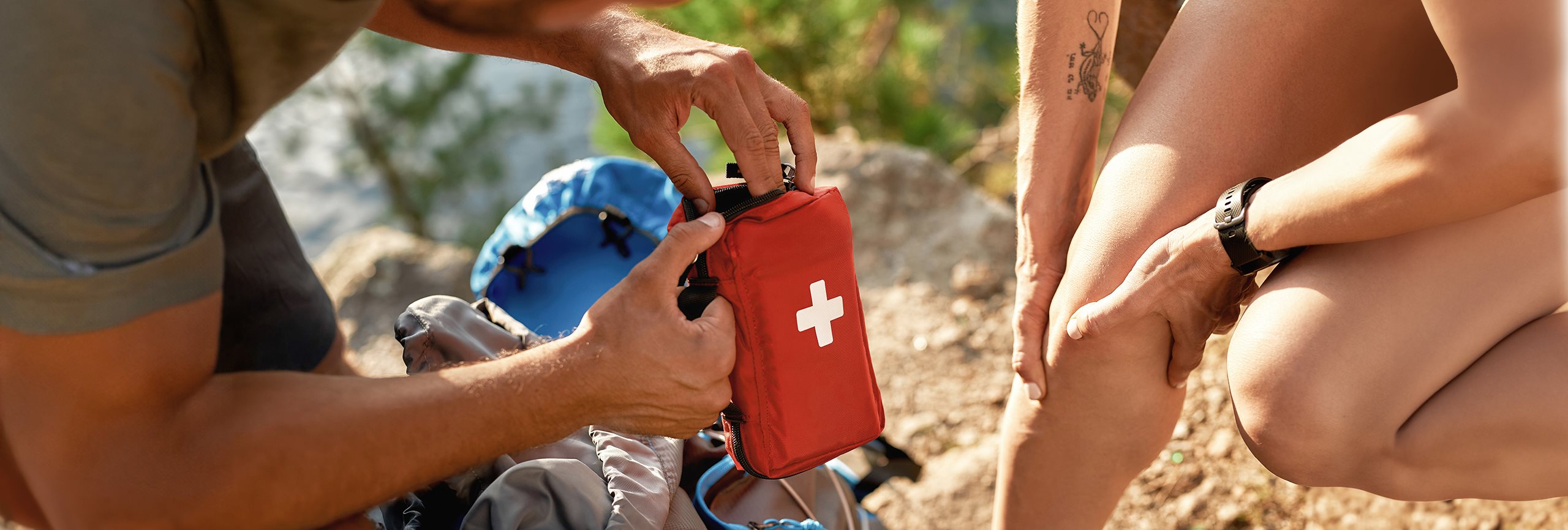 Persona organizando los primeros auxilios