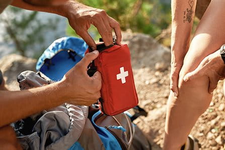 Persona organizando los primeros auxilios