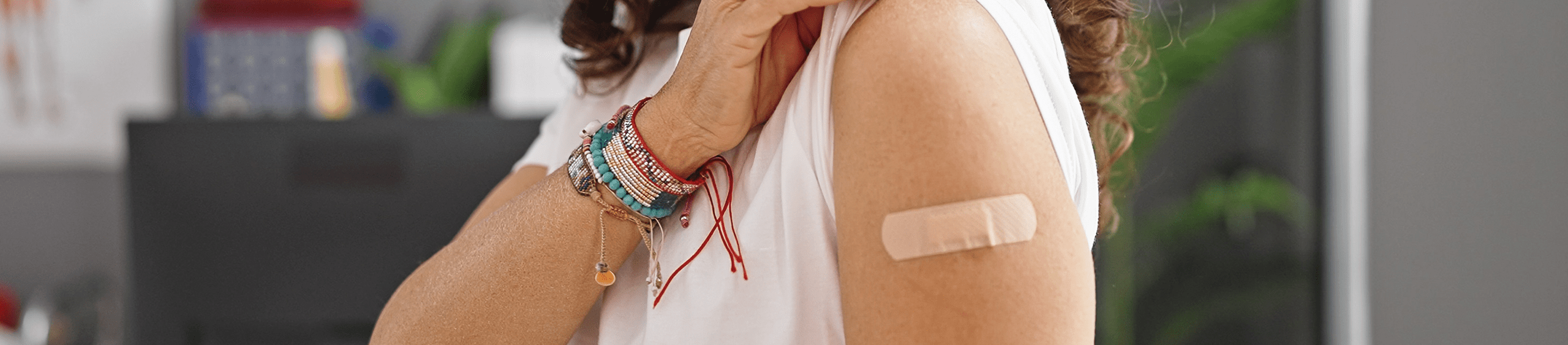 Curitas en una herida en la piel