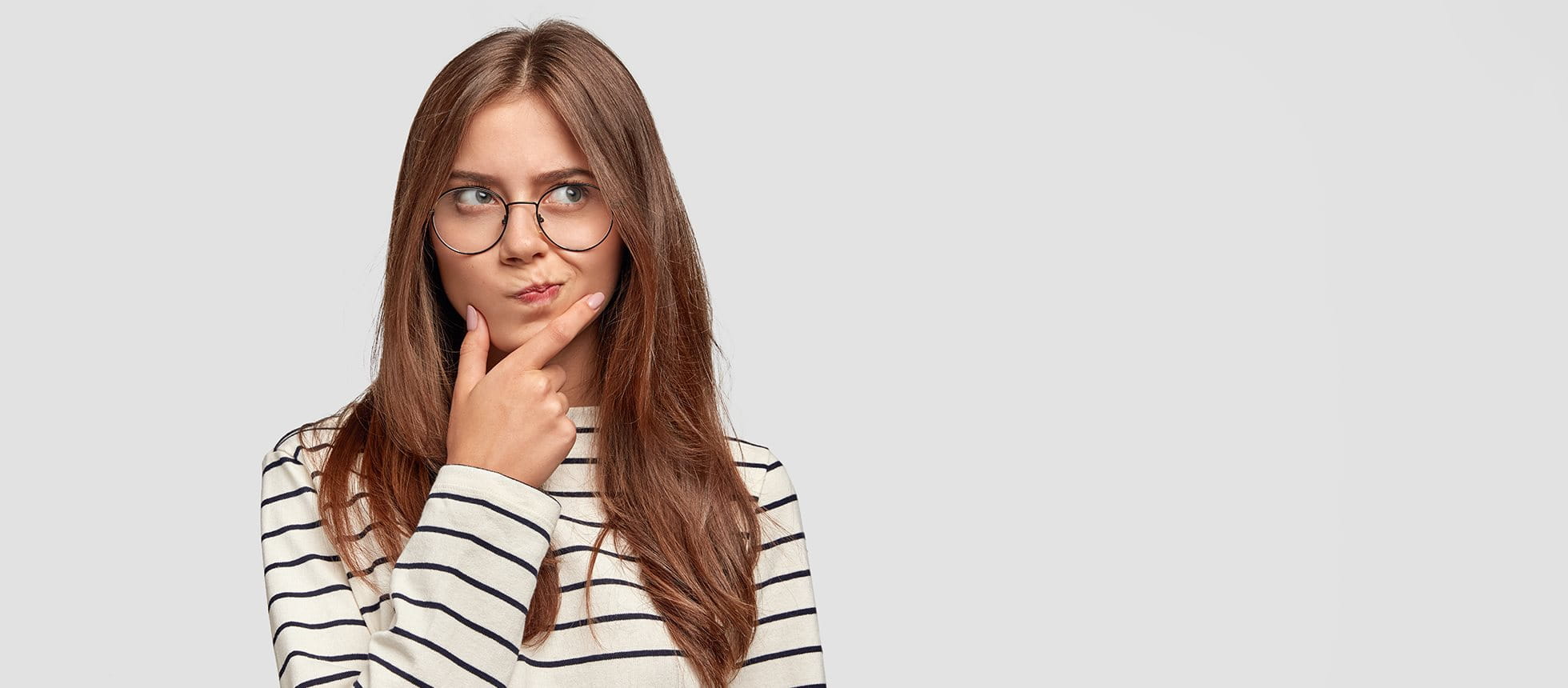 Junge Frau blickt fragend